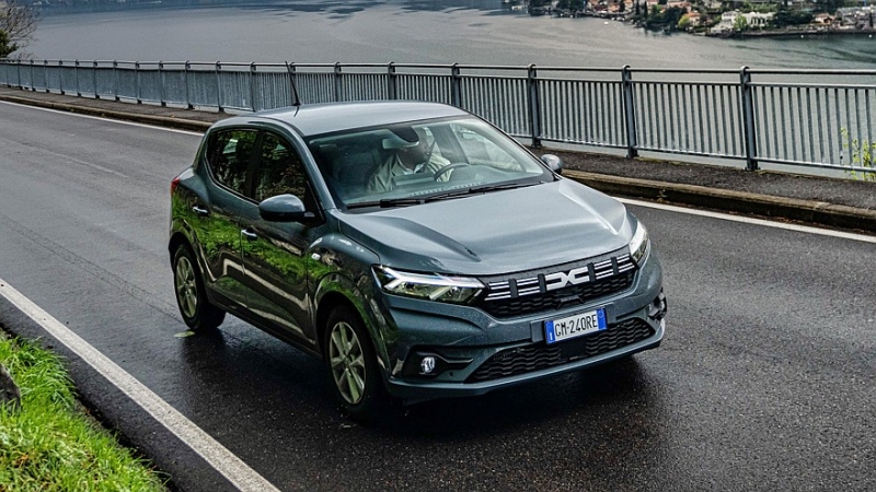 Dacia Sandero нового поколения получит внешность в стиле Duster и останется хэтчбеком